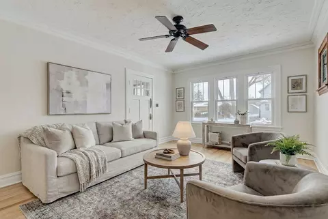 Living - 1561 E Walnut Ave, Des Plaines, IL 60016 photo 1 of 5