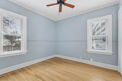 Bedroom - 1561 E Walnut Ave, Des Plaines, IL 60016 photo 4 of 7