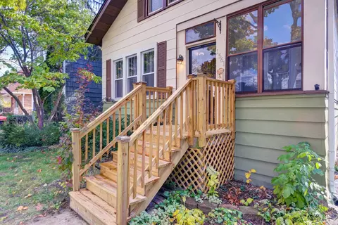 Exterior - 1561 E Walnut Ave, Des Plaines, IL 60016 photo 2 of 4