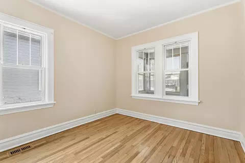 Bedroom - 1561 E Walnut Ave, Des Plaines, IL 60016 photo 2 of 7