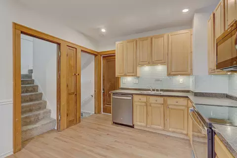 Kitchen - 1561 E Walnut Ave, Des Plaines, IL 60016 photo 3 of 3
