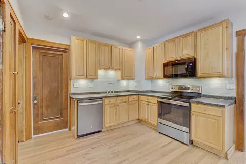 Kitchen - 1561 E Walnut Ave, Des Plaines, IL 60016 photo 2 of 3