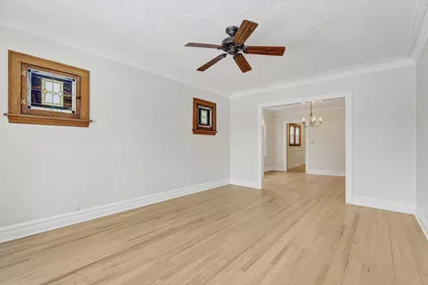 Living - 1561 E Walnut Ave, Des Plaines, IL 60016 photo 4 of 5