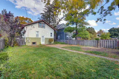 Exterior - 1561 E Walnut Ave, Des Plaines, IL 60016 photo 4 of 4