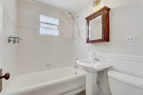 Bath - 1561 E Walnut Ave, Des Plaines, IL 60016 photo 1 of 1