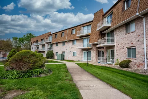 3240 N Manor Dr #216, Lansing, IL 60438