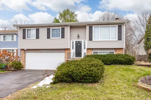 24 W631 Springdale Dr, Naperville, IL 60540