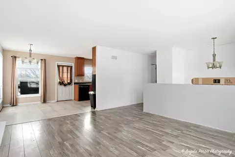 Living - 3601 Ellen Rd, Mchenry, IL 60050 photo 3 of 7