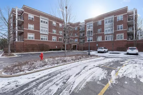 310 E Church St #101, Libertyville, IL 60048