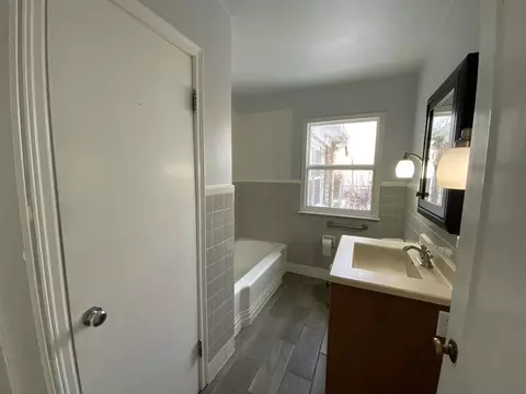 Bath - 160 Ingleside Ave, Aurora, IL 60506 photo 1 of 2