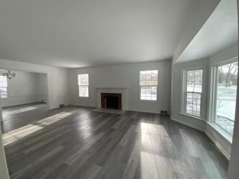Living - 160 Ingleside Ave, Aurora, IL 60506 photo 2 of 5