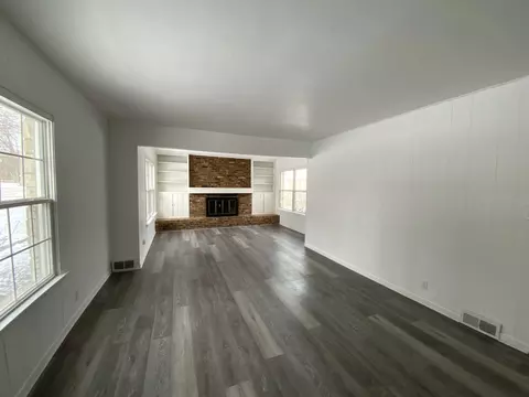 Living - 160 Ingleside Ave, Aurora, IL 60506 photo 5 of 5