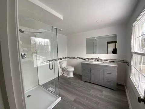 Bath - 160 Ingleside Ave, Aurora, IL 60506 photo 2 of 2