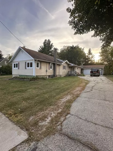 394 South St, Burlington, IL 60109