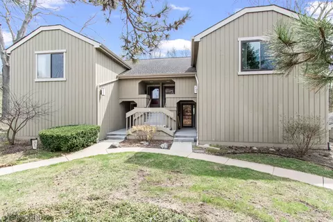 347 Hickory Ln #A, Lake Barrington, IL 60010