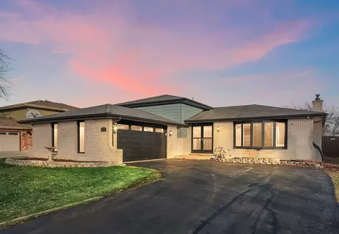 17759 Maple St, Lansing, IL 60438