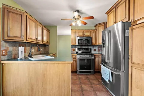 Kitchen - 17759 Maple St, Lansing, IL 60438 photo 3 of 4