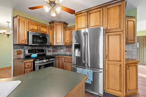 Kitchen - 17759 Maple St, Lansing, IL 60438 photo 4 of 4