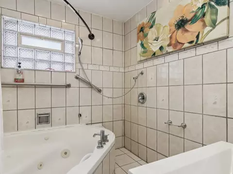 Bath - 2124 Halsey Dr, Des Plaines, IL 60018 photo 1 of 3