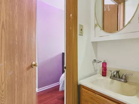 Bath - 2124 Halsey Dr, Des Plaines, IL 60018 photo 3 of 3