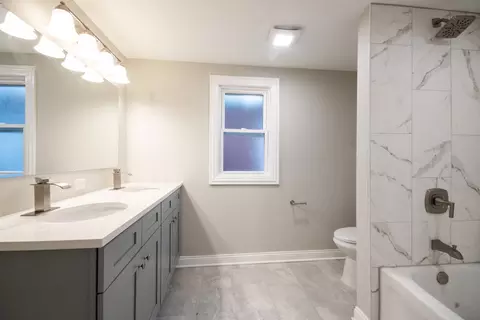 Bath - 518 E 90th St, Chicago, IL 60619 photo 3 of 8