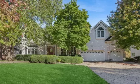 884 Twin Elms Ln, Batavia, IL 60510