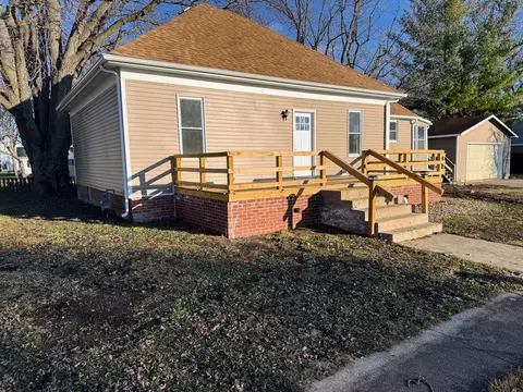 100 S West St, Sadorus, IL 61872