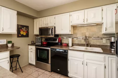 Kitchen - 11748 Cedarbrook Rd, Roscoe, IL 61073 photo 3 of 4