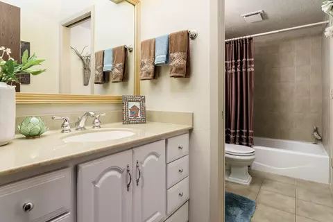 Bath - 11748 Cedarbrook Rd, Roscoe, IL 61073 photo 1 of 3