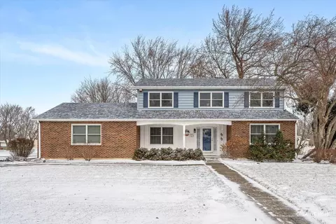 2477 W Downer Pl, Aurora, IL 60506
