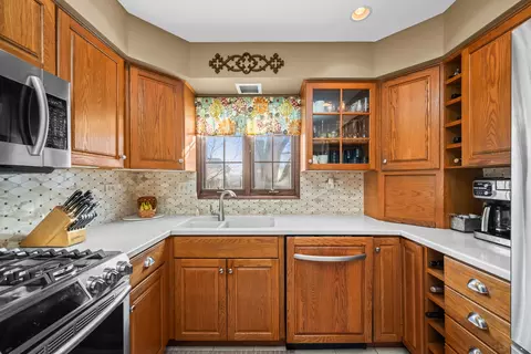 Kitchen - 5187 Chambers Dr, Hoffman Estates, IL 60010 photo 1 of 3