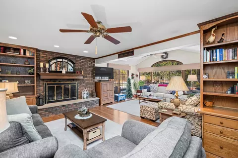 Living - 5187 Chambers Dr, Hoffman Estates, IL 60010 photo 4 of 6