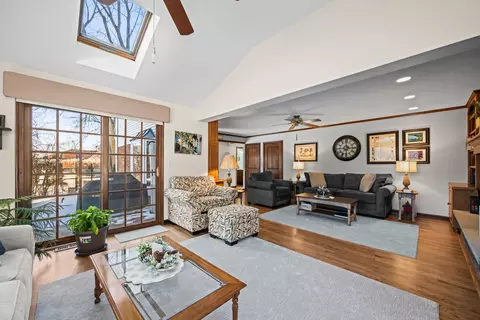 Living - 5187 Chambers Dr, Hoffman Estates, IL 60010 photo 3 of 6