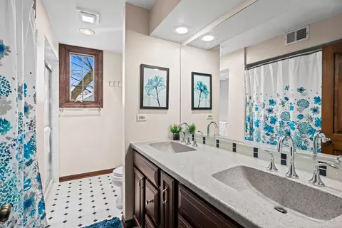 Bath - 5187 Chambers Dr, Hoffman Estates, IL 60010 photo 5 of 5