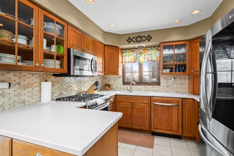 Kitchen - 5187 Chambers Dr, Hoffman Estates, IL 60010 photo 2 of 3