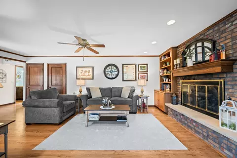 Living - 5187 Chambers Dr, Hoffman Estates, IL 60010 photo 5 of 6