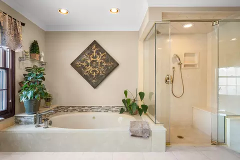 Bath - 5187 Chambers Dr, Hoffman Estates, IL 60010 photo 3 of 5