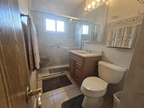 Bath - 14431 Tripp Ave, Midlothian, IL 60445 photo 1 of 2