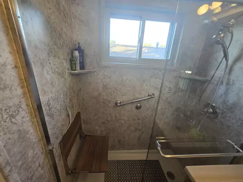 Bath - 14431 Tripp Ave, Midlothian, IL 60445 photo 2 of 2