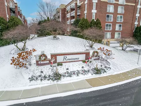 7081 W Touhy Ave #402, Niles, IL 60714