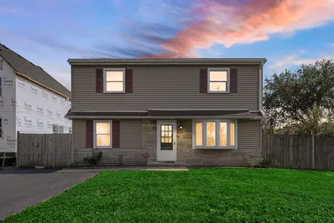 25 W277 Doris Ave, Carol Stream, IL 60188