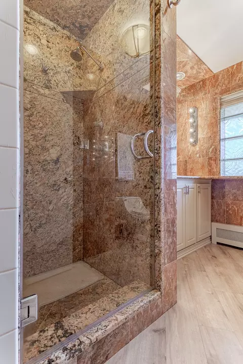 Bath - 711 E Greenview Rd, Itasca, IL 60143 photo 3 of 7