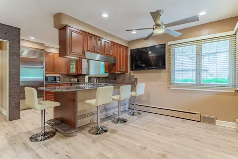 Kitchen - 711 E Greenview Rd, Itasca, IL 60143 photo 3 of 4