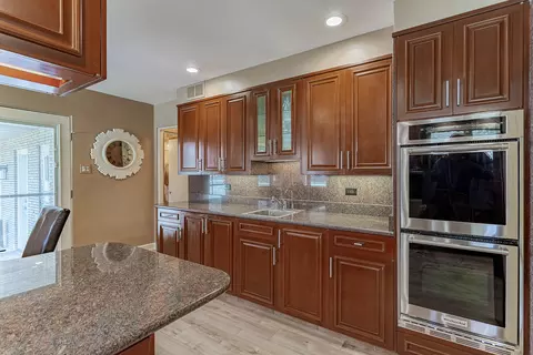 Kitchen - 711 E Greenview Rd, Itasca, IL 60143 photo 2 of 4