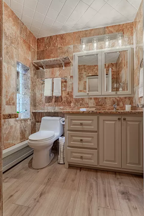 Bath - 711 E Greenview Rd, Itasca, IL 60143 photo 1 of 7