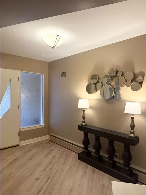 Entry Way - 711 E Greenview Rd, Itasca, IL 60143 photo 1 of 1