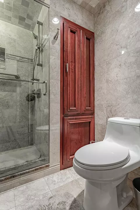 Bath - 711 E Greenview Rd, Itasca, IL 60143 photo 6 of 7