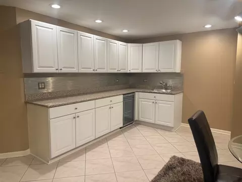 Kitchen - 711 E Greenview Rd, Itasca, IL 60143 photo 4 of 4