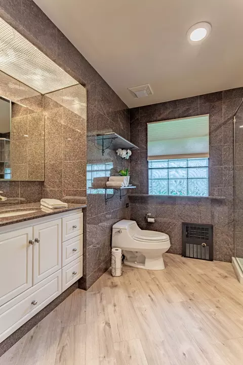 Bath - 711 E Greenview Rd, Itasca, IL 60143 photo 4 of 7