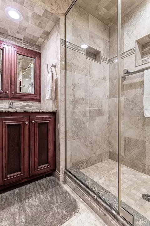 Bath - 711 E Greenview Rd, Itasca, IL 60143 photo 7 of 7